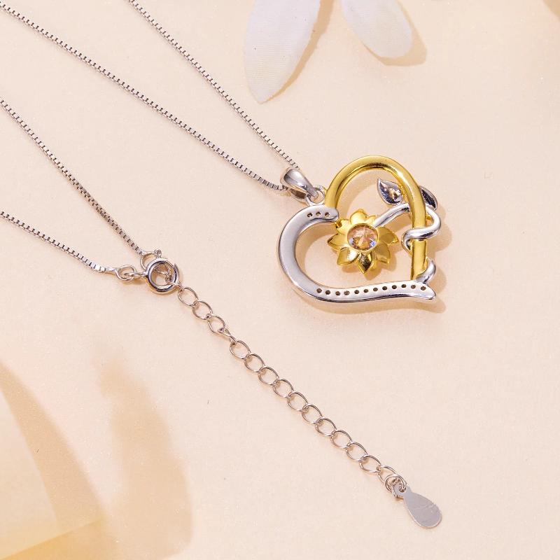 عقد فضة عيار 925 علي شكل قلب ملتف حوله وردة