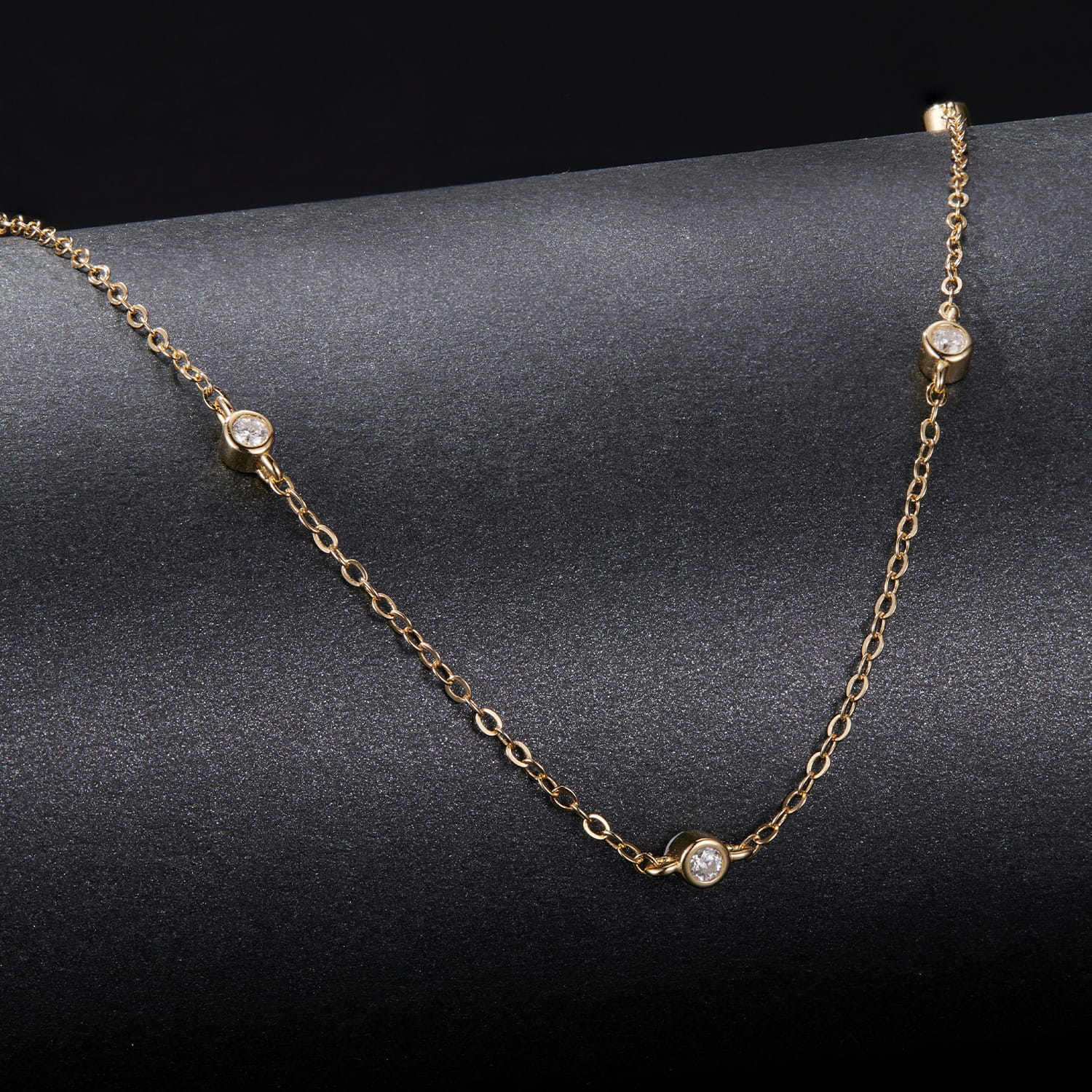 عقد فضة عيار 925 بسلسلة رفيعة مرصعة بحجر موزنايت