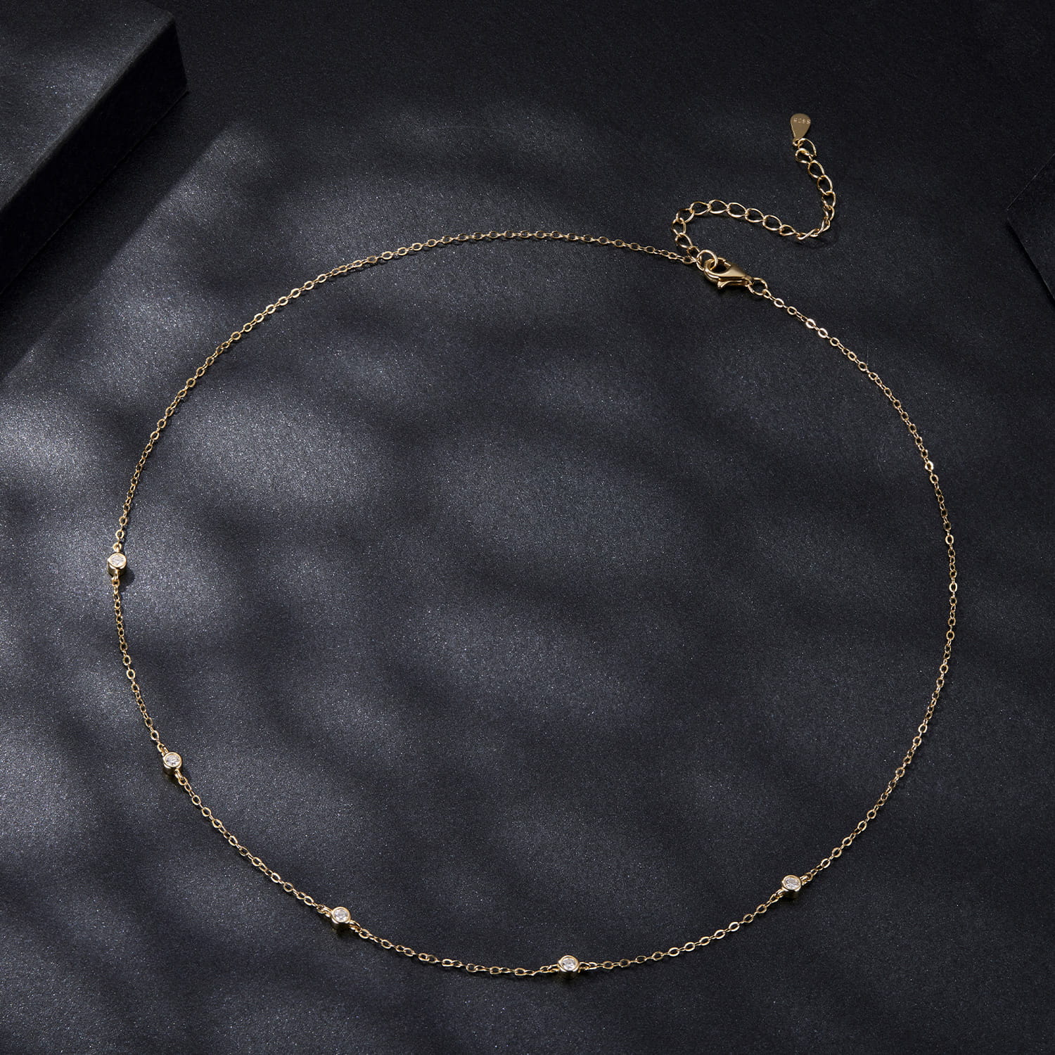 عقد فضة عيار 925 بسلسلة رفيعة مرصعة بحجر موزنايت