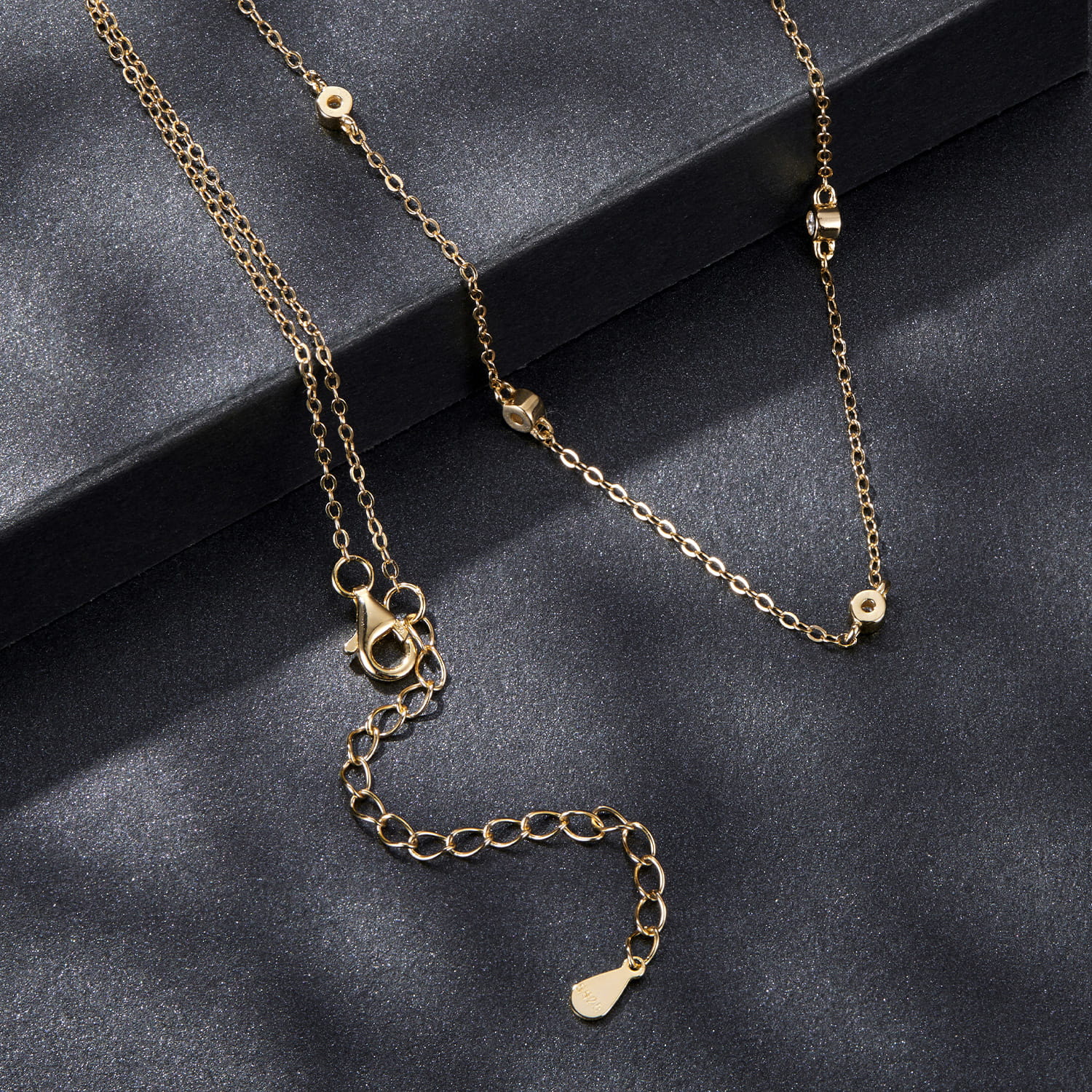 عقد فضة عيار 925 بسلسلة رفيعة مرصعة بحجر موزنايت