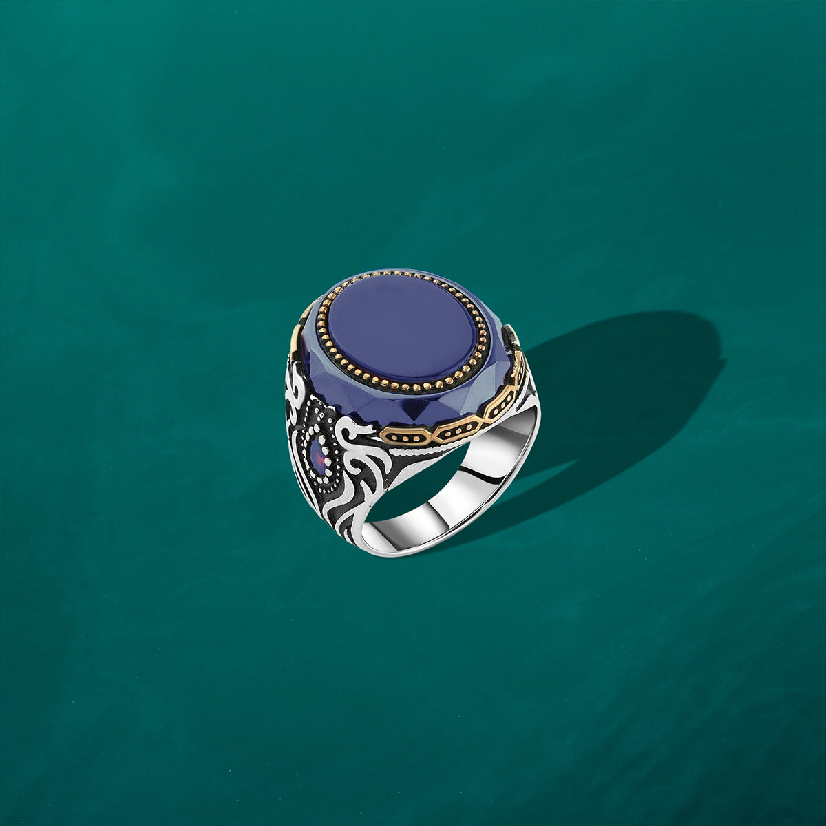 خاتم فضة رجالي بحجر أونيكس أسود بتطعيم ذهبي ونقوش جانبية فاخرة