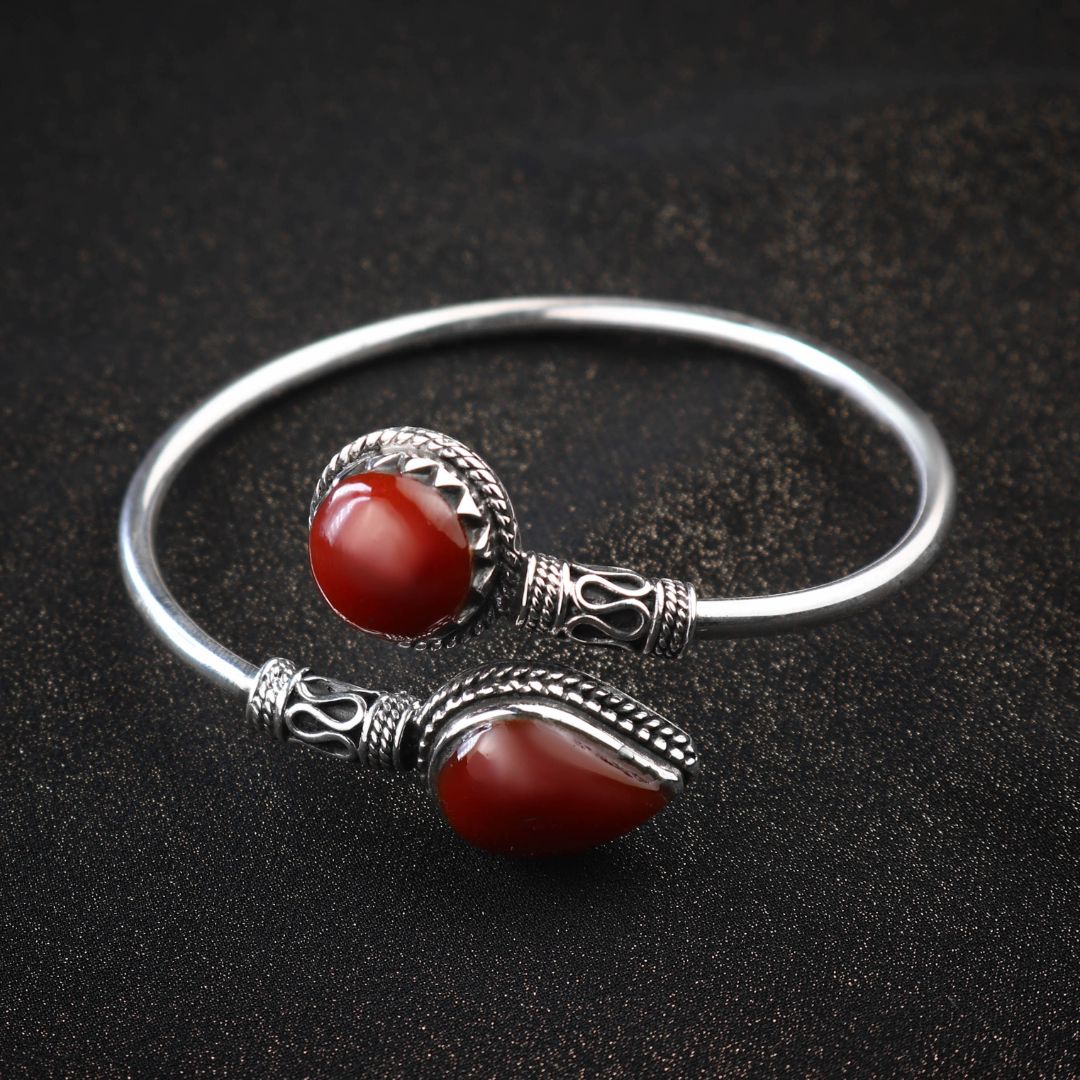 SBAA1 - Egyptian 925 sterling silver bracelet adorned with a circular and teardrop-shaped agate stone