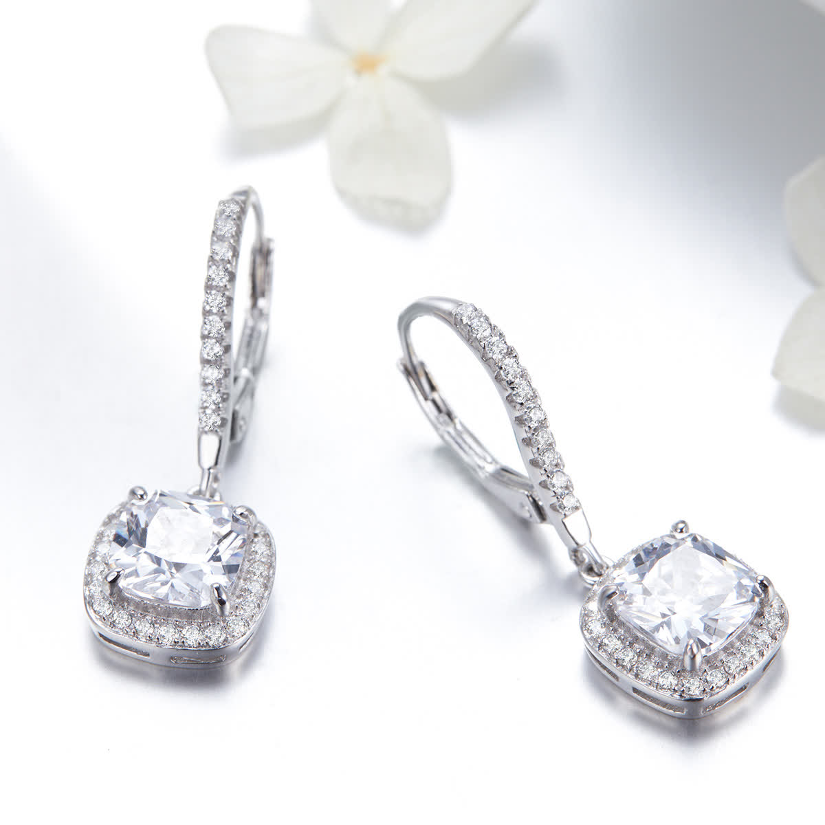 حلق فضه عيار 925 علي شكل مربع مرصع بفصوص الزركون اللامعة