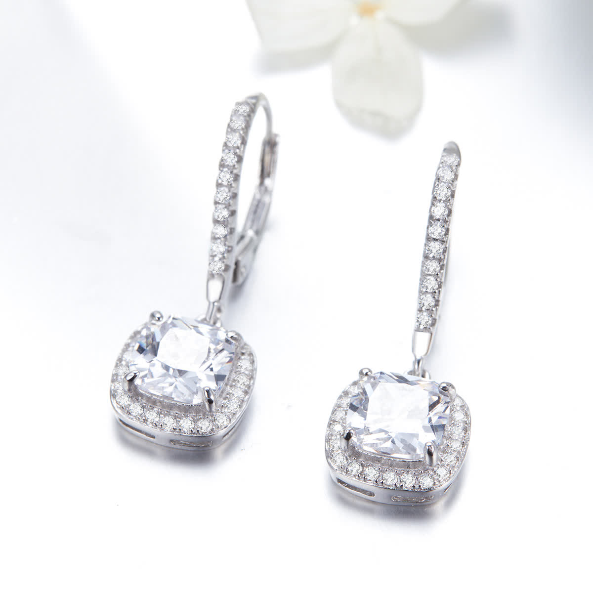 حلق فضه عيار 925 علي شكل مربع مرصع بفصوص الزركون اللامعة