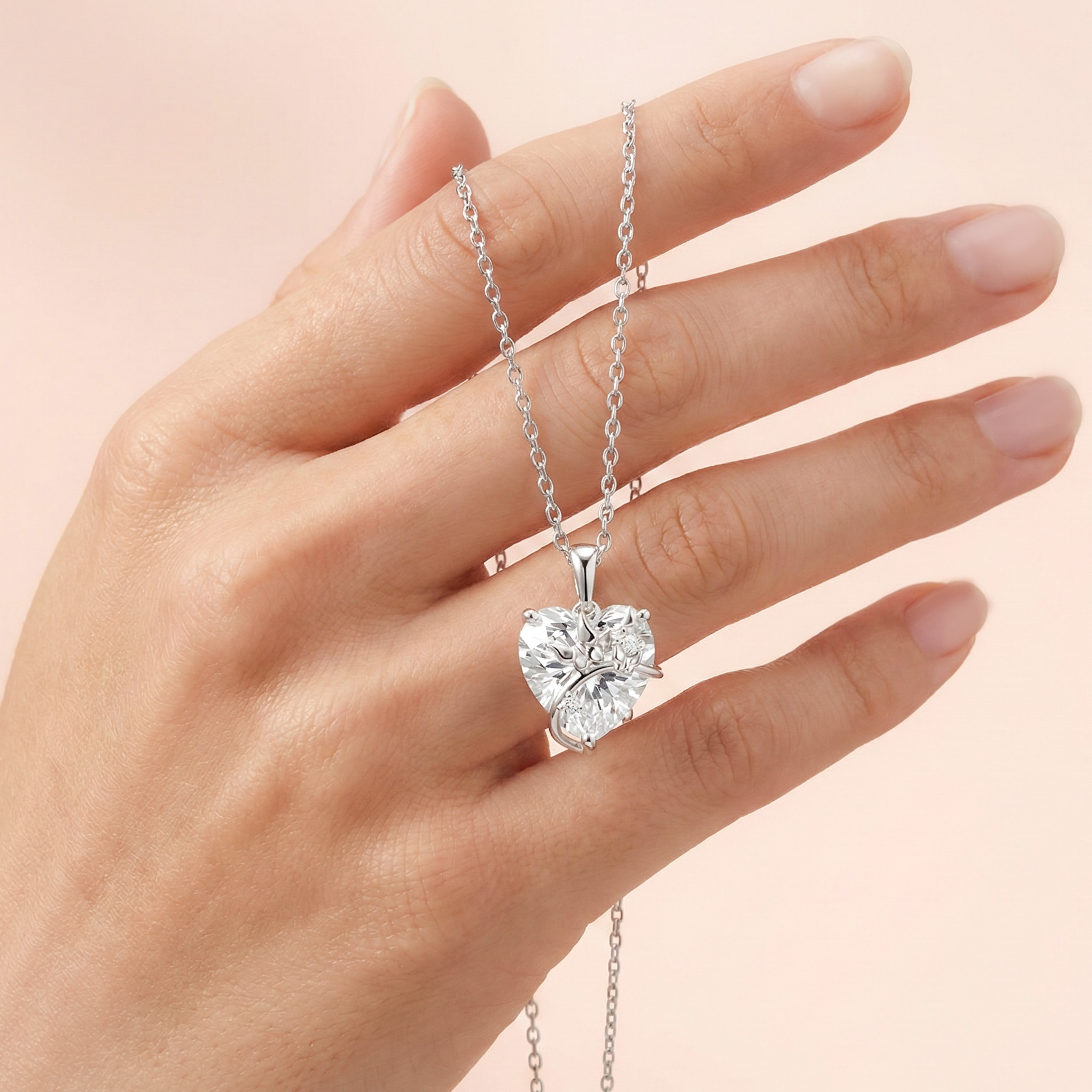 عقد فضة 925 قلب مرصّع بفصوص شفافة