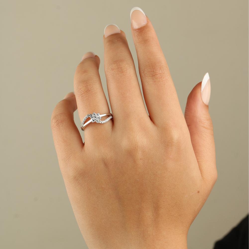 خاتم فضة عيار 925 مرصع بفصوص الزركون على شكل وردة