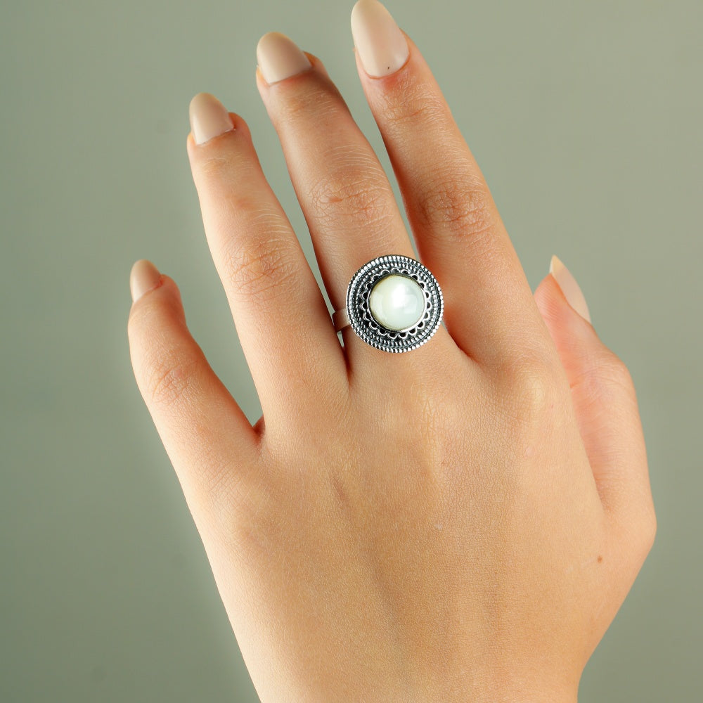 خاتم فضه دائري مصري حريمي عيار 925 متوج بحجر صدف