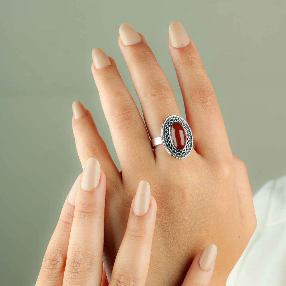 خاتم كلاسيكي بيضاوي فضه مصري حريمي عيار 925 متوج بحجر عقيق