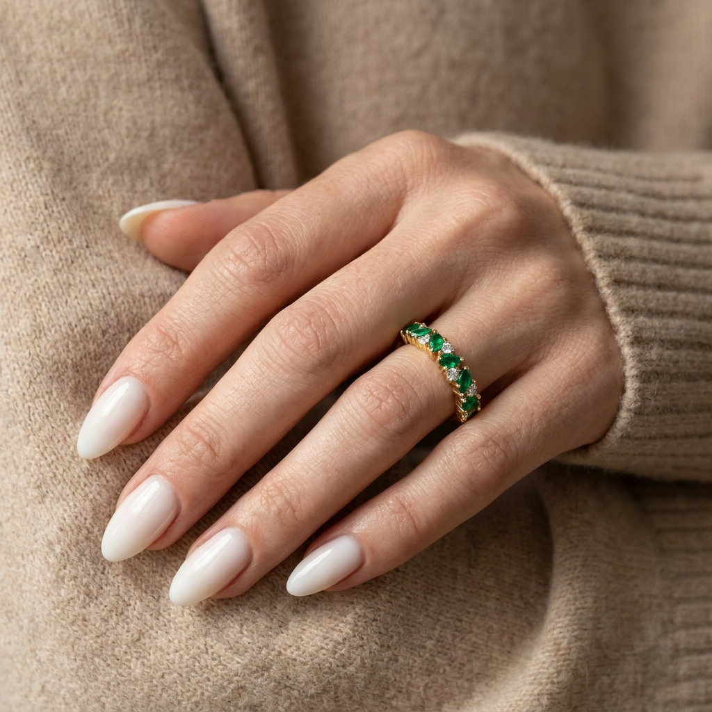 925 Silver Gold-Plated Ring Adorned with Sparkling Green Stones