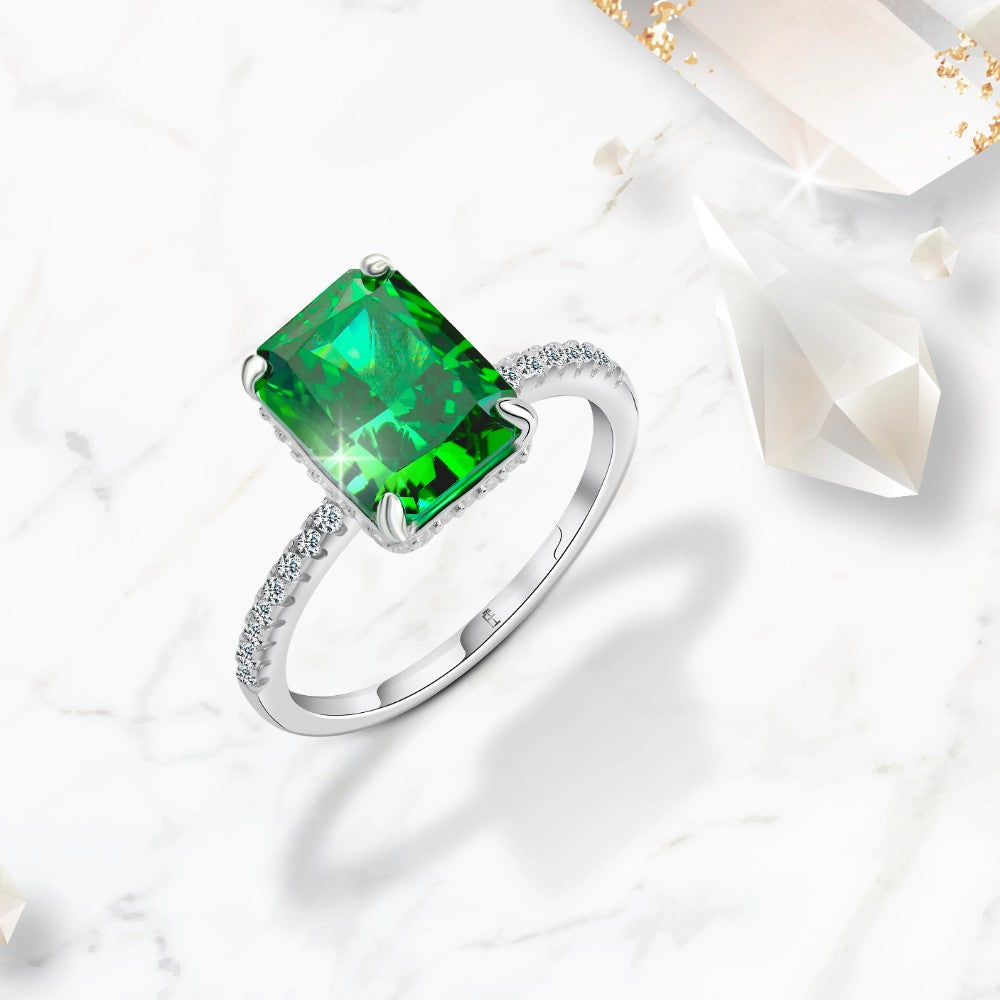 925 sterling silver ring topped with a green ice-crush stone