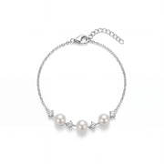 925 silver pearl bracelet with shiny silver bead details.