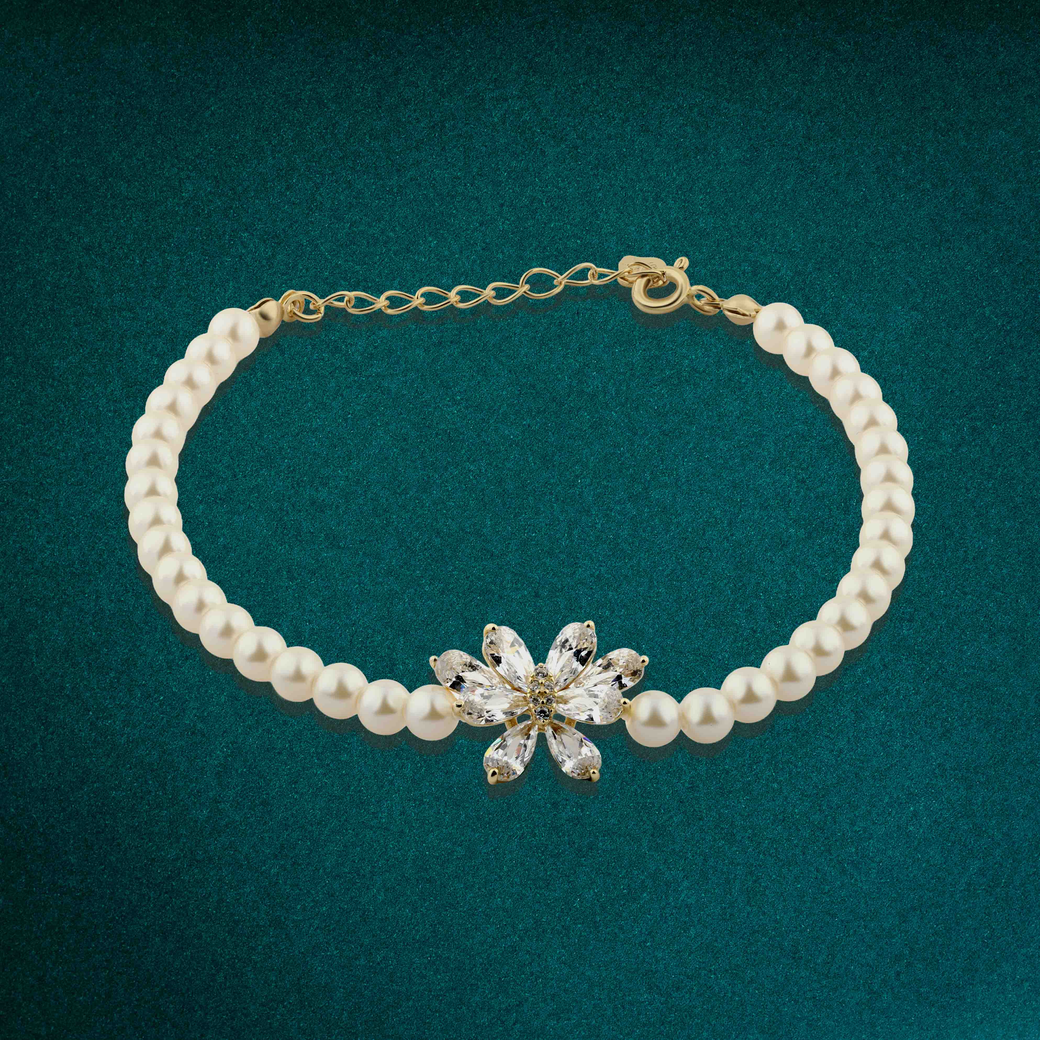 A pearl bracelet with a sparkling flower, crafted from 925 silver.