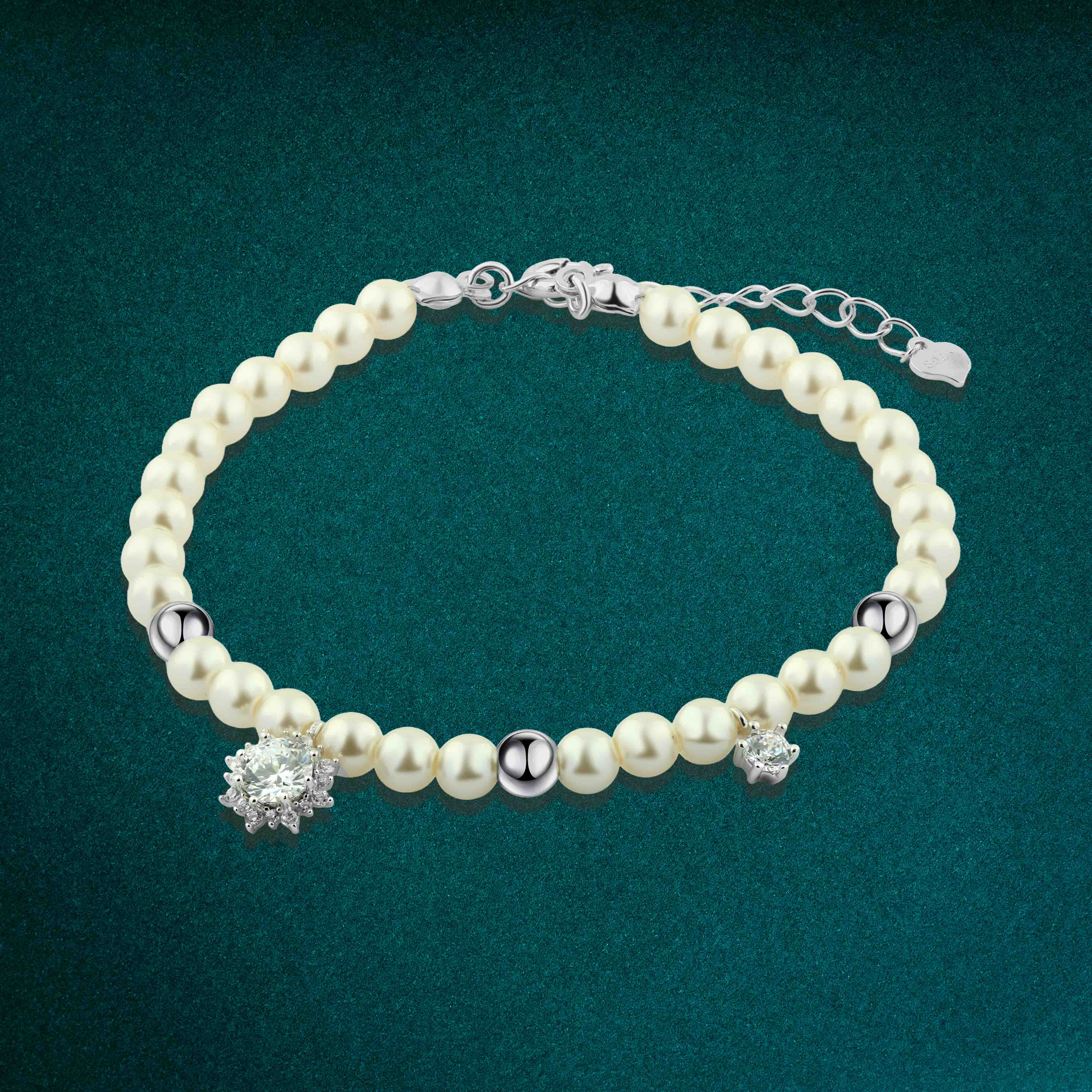 A pearl bracelet with a dangling sparkling stone, crafted from 925 silver.
