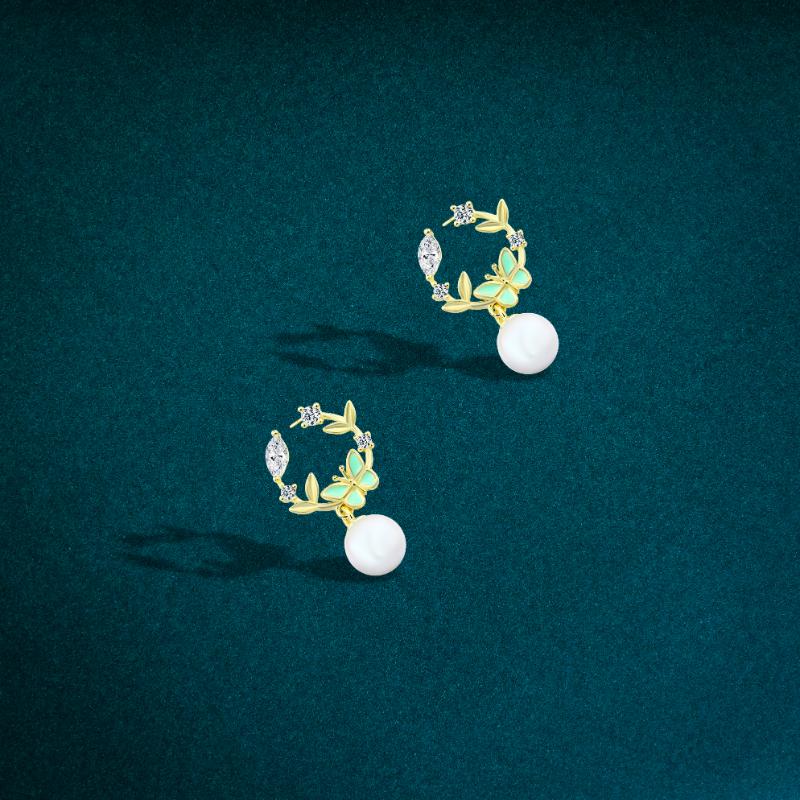 925 sterling silver earrings, gold plated, topped with pearls and shiny zircons