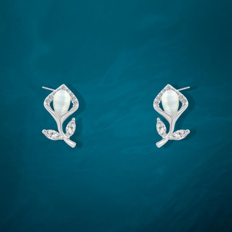 925 sterling silver flower-shaped earrings with pearls and shiny zircon.