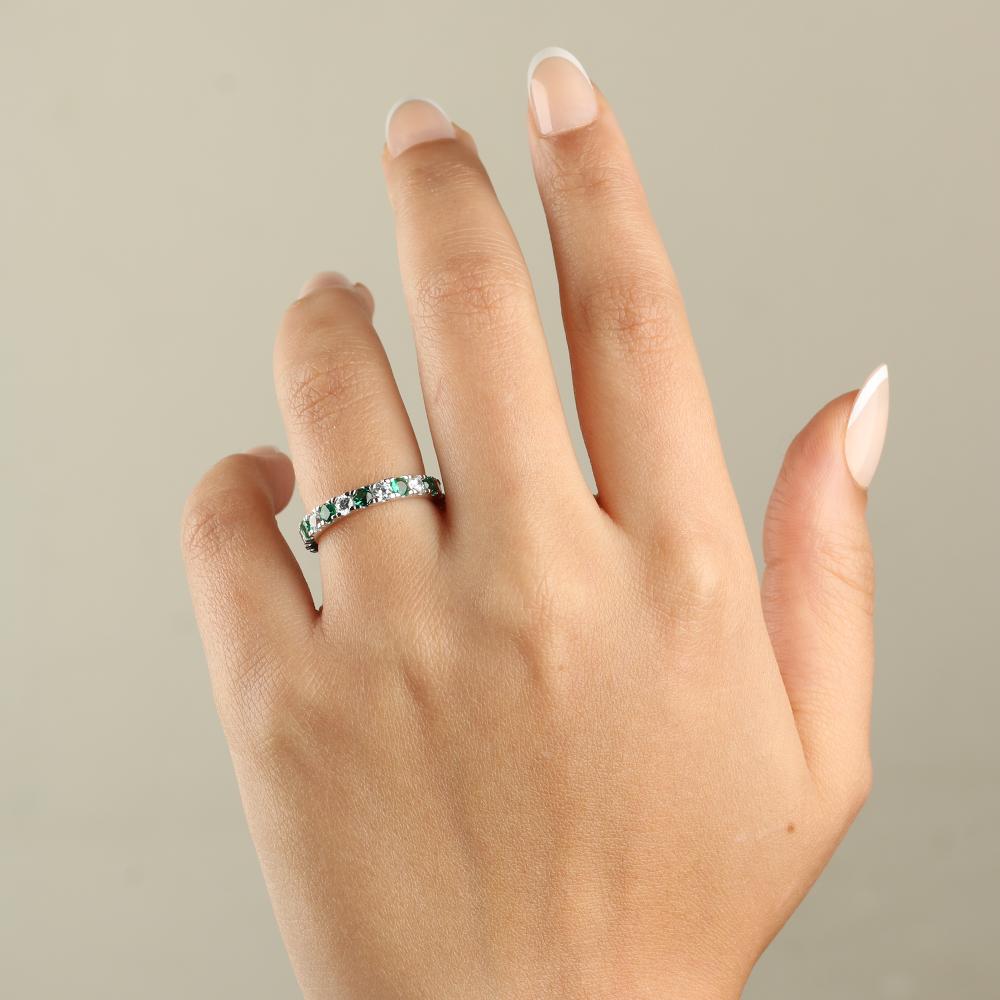 925 Silver Ring Adorned with White and Green Zircon in an Elegant Eternity Design