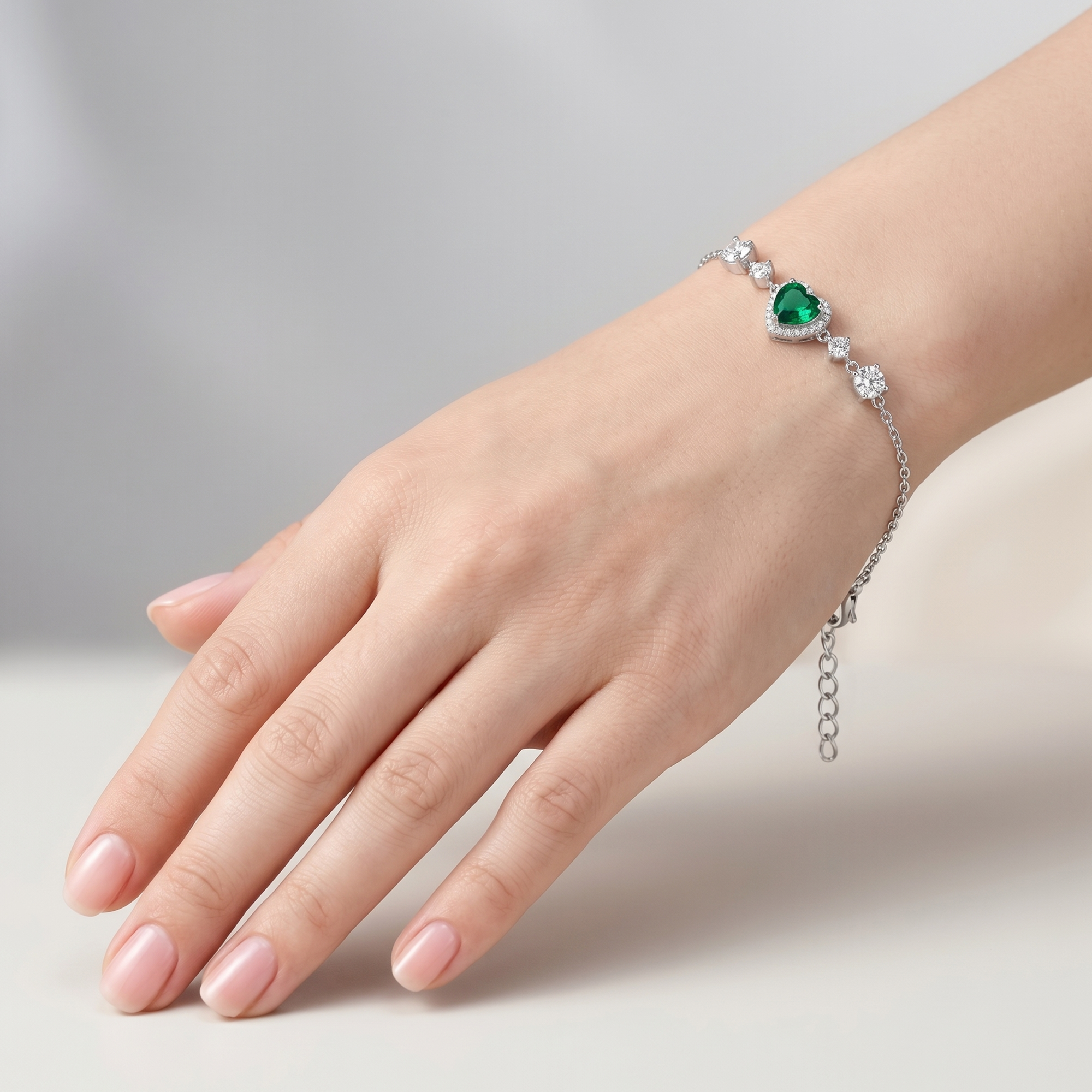 925 silver bracelet with a shiny green heart.