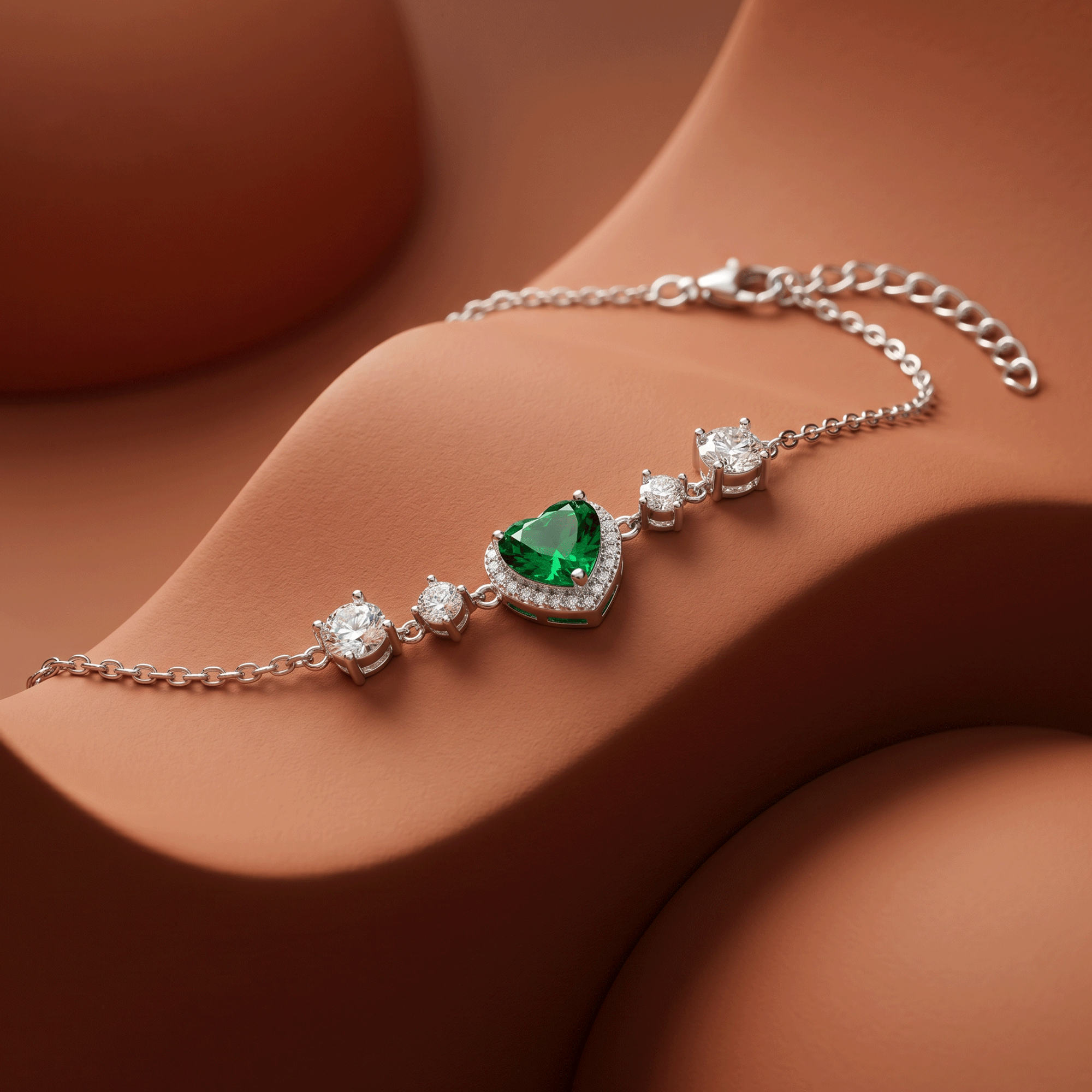 925 silver bracelet with a shiny green heart.