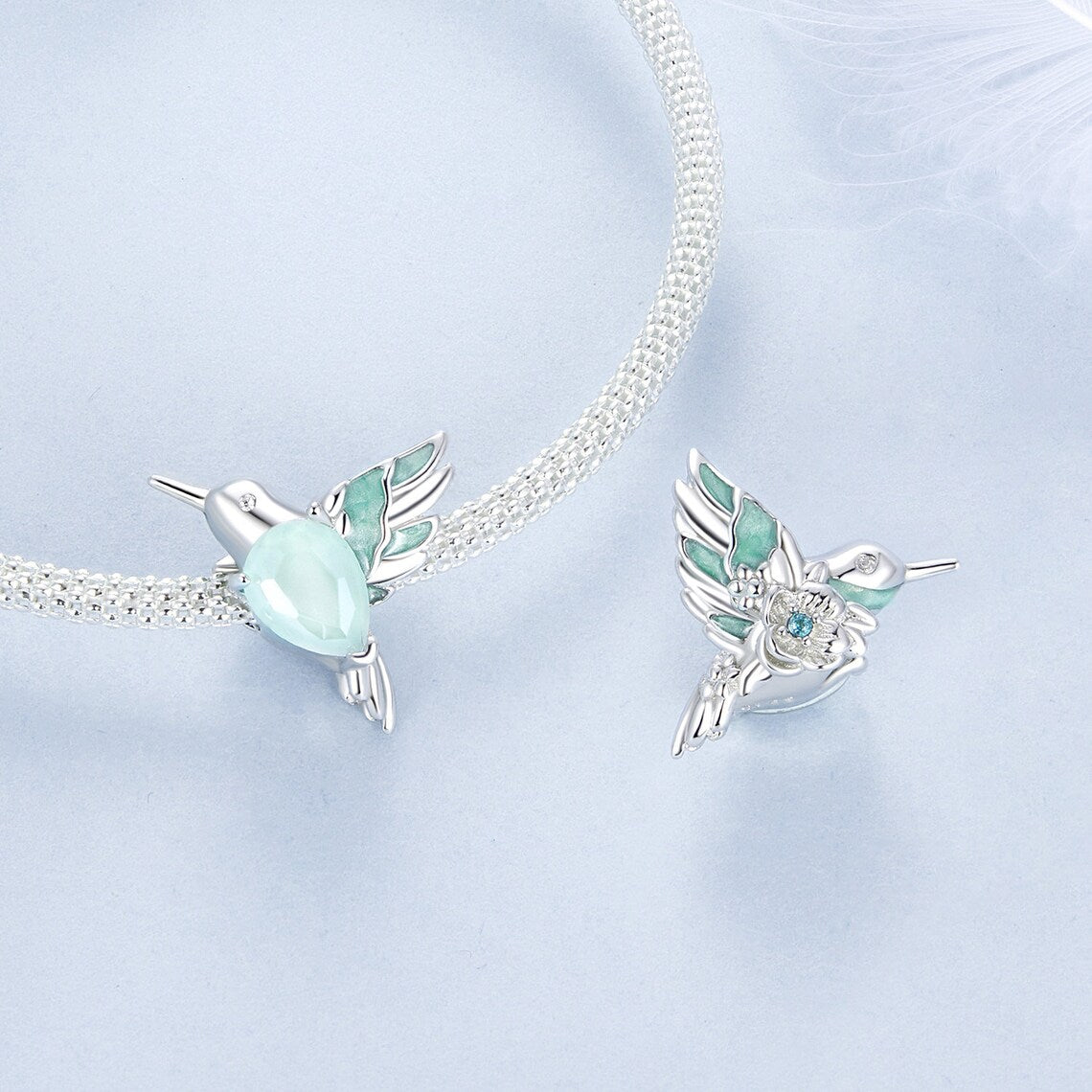 دلاية طائر رقيق فضة 925 بحجر أخضر فاتح