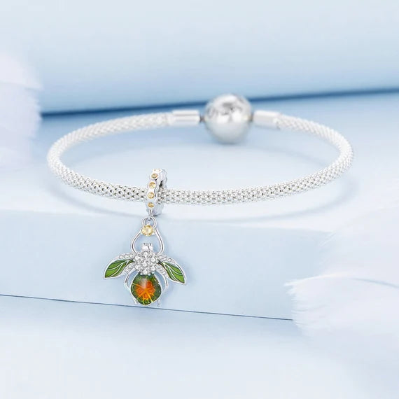 دلاية أجنحة ناعمة بحجر أخضر لامع فضة عيار 925