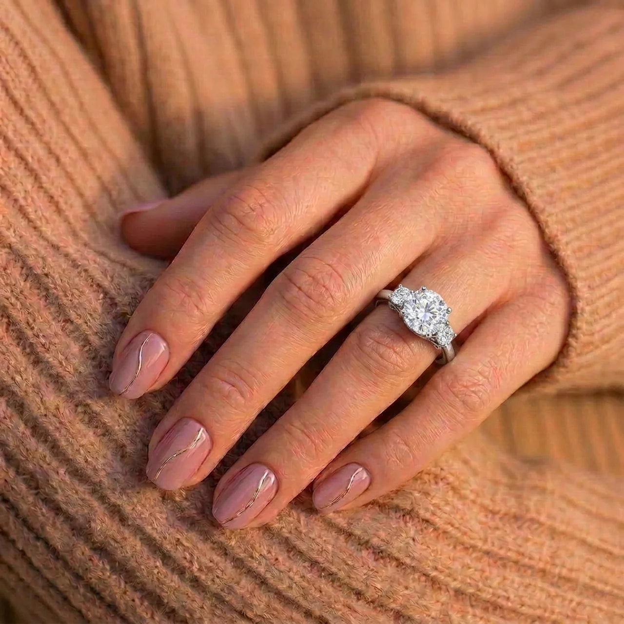 925 Silver Ring with a Sparkling Stone and Soft Royal Details