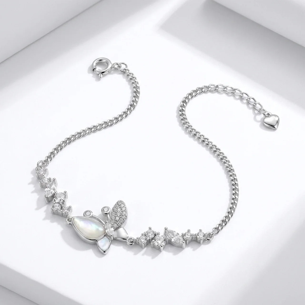 انسيال فراشة مرصعة بفصوص لامعة فضة عيار 925