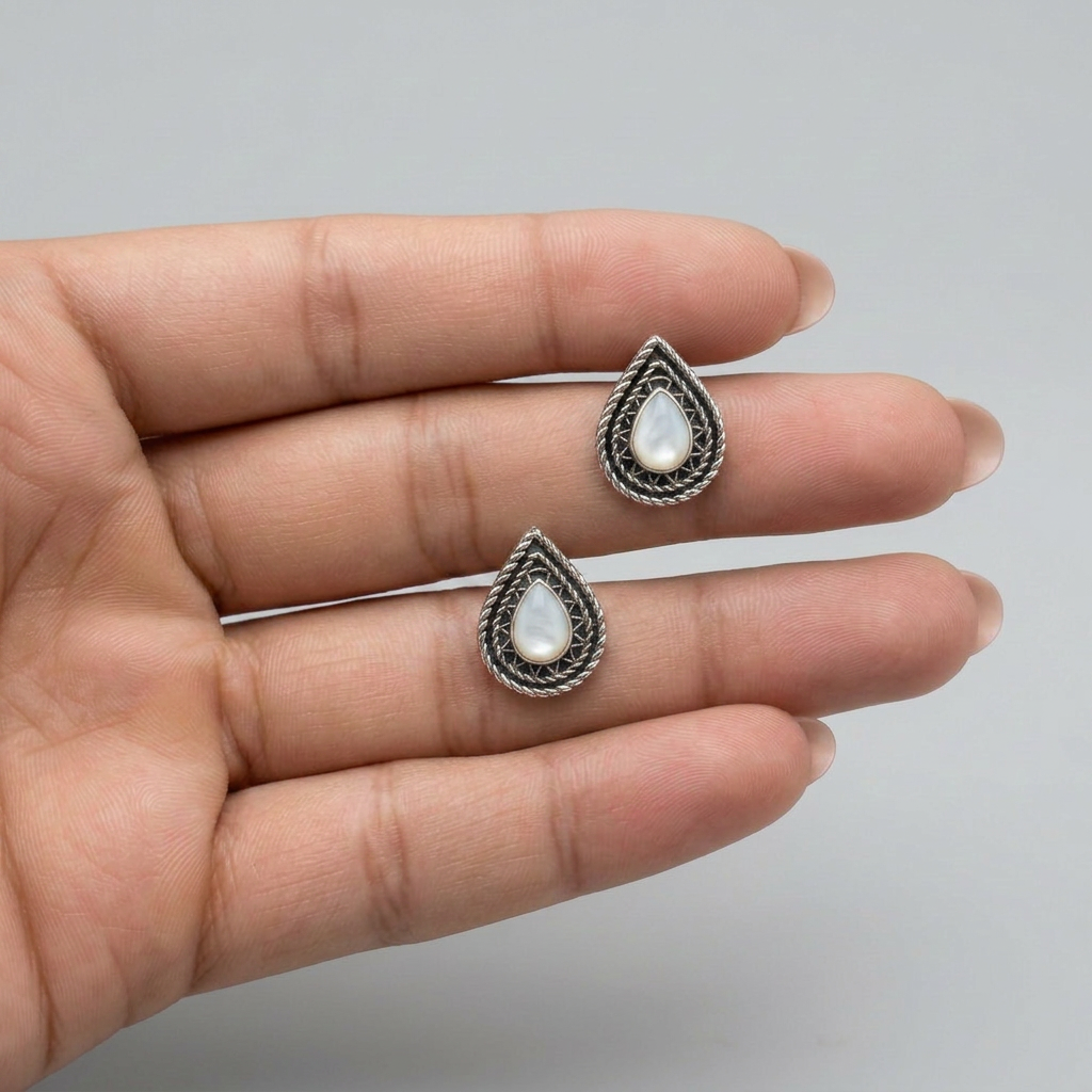 925 Silver Earrings with Teardrop Mother of Pearl Stone