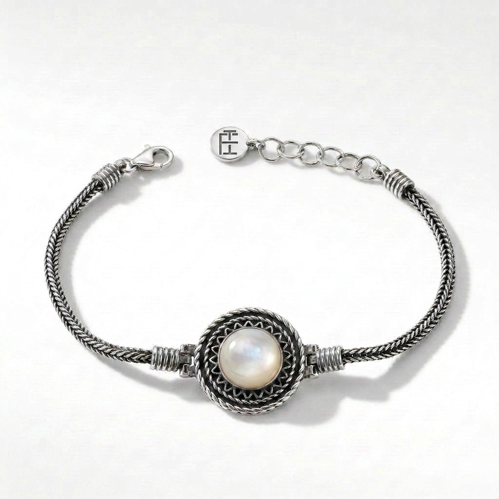 925 Silver Bracelet with a Round Mother-of-Pearl Stone