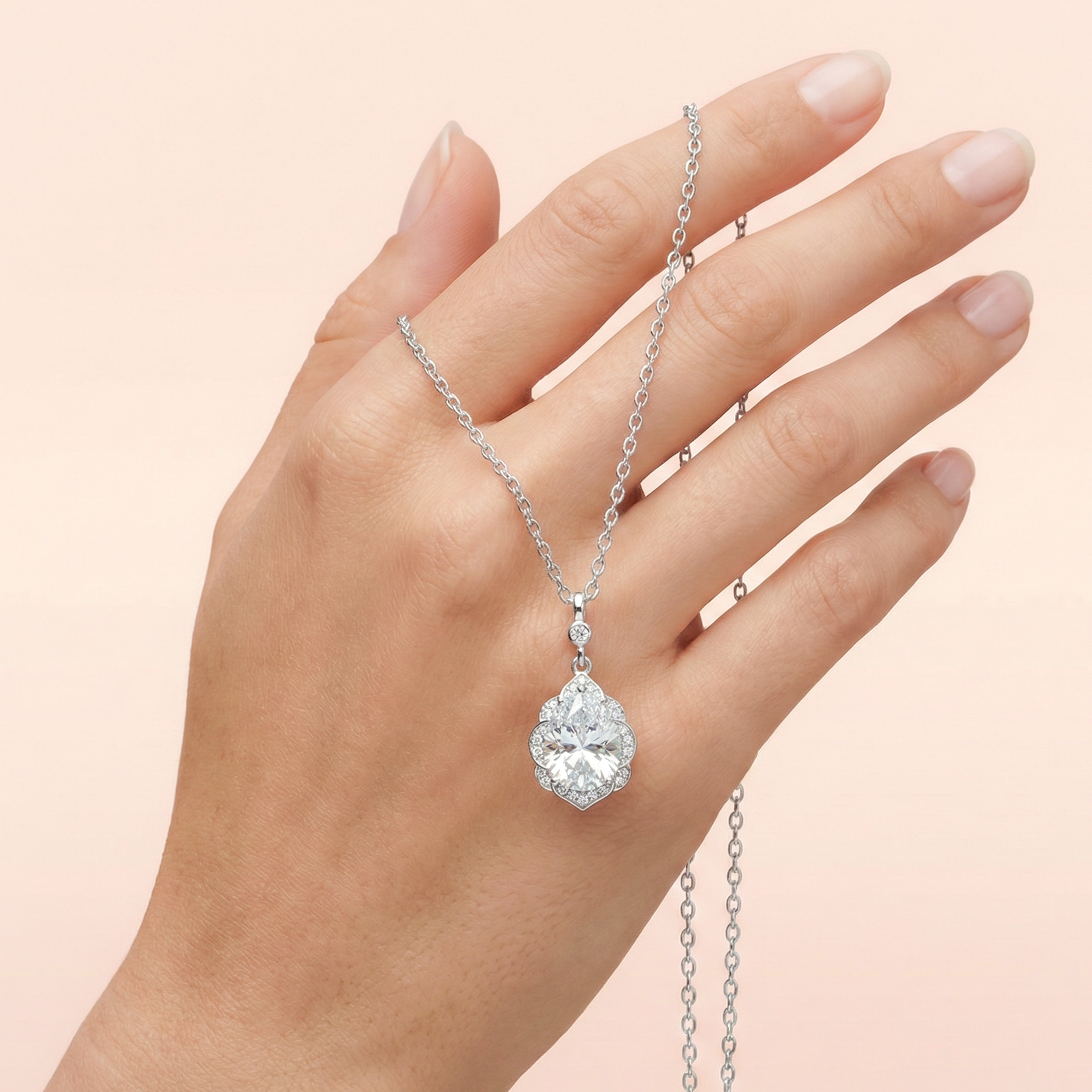 عقد فضة 925 دمعة بفص شفاف محاط بفصوص